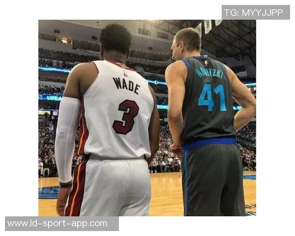 克莱女友晒拉布布穿球衣秀恩爱引发网友热议与羡慕